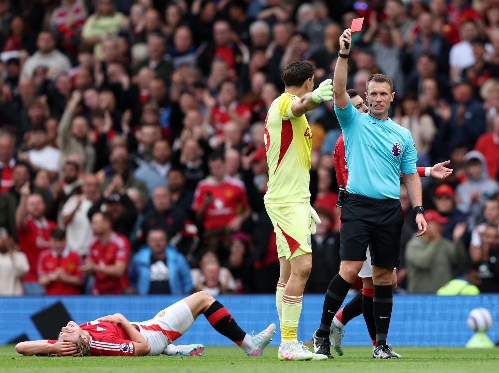 青岛西海岸主教练邵佳一成功保级，郑智接任后计划邀请黄博文、李雷雷等助教，助力球队发展。